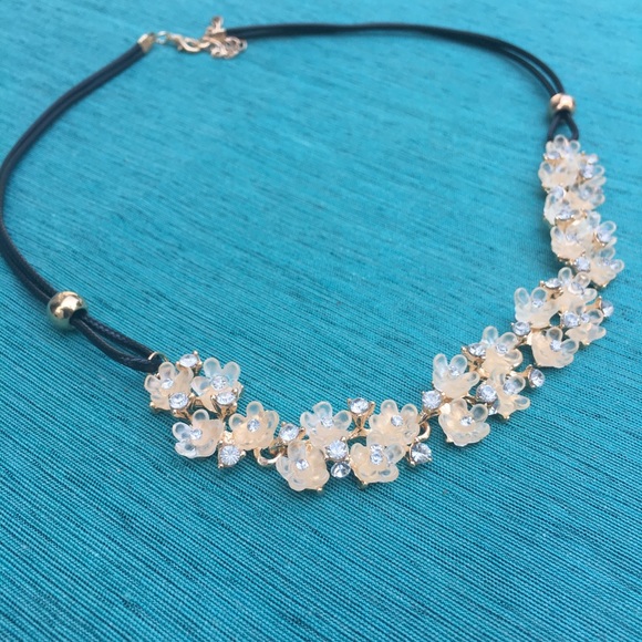 (T3) 🦄5 for $35🦄 Beautiful Floral Necklace - Picture 2 of 3